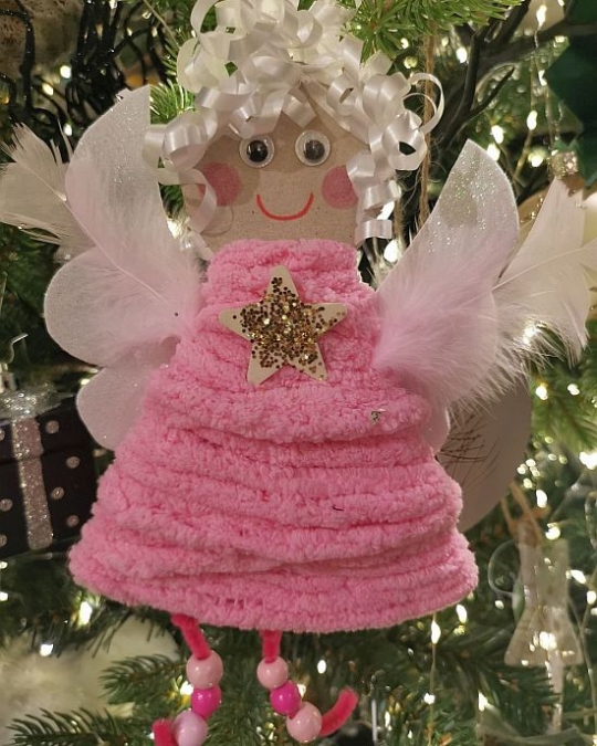 Gebastelter Engel mit Wackelaugen, Locken aus Geschenkband und Kleid aus rosa Pfeifenputzerdraht