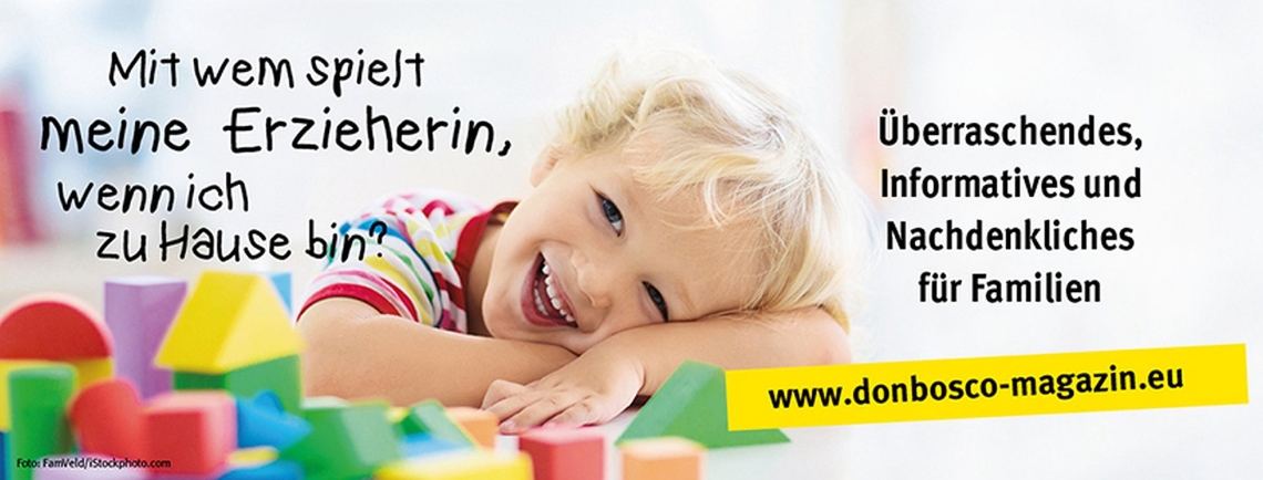 Key Visual Kind lachend mit Bauklötzen 
