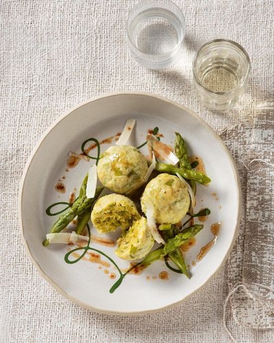 Spargelknödel, dekorativ angerichtet auf Teller