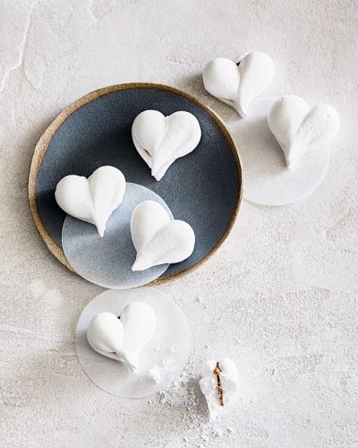 Herzen aus Basier in einer Schale und daneben