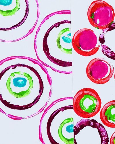 auf Papier gedruckte Kreise in Pink, Lila, Hellgrün und Orange