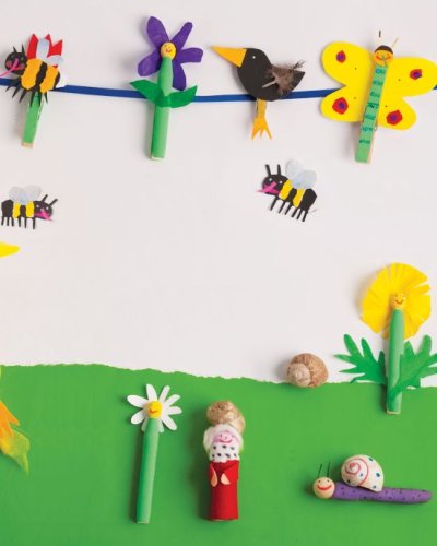 Girlande mit Biene, Blume, Vogel und Schmetterling aus bunt bemalten Wäscheklammern und Papier
