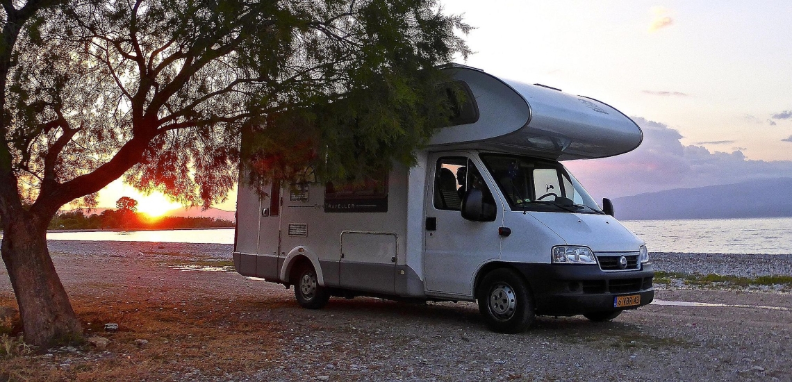 Wohnmobil an See im Sonnenuntergang