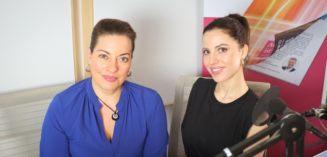 Host Julia Dahmen (links) und ihre Gästin Louisa im Studio.