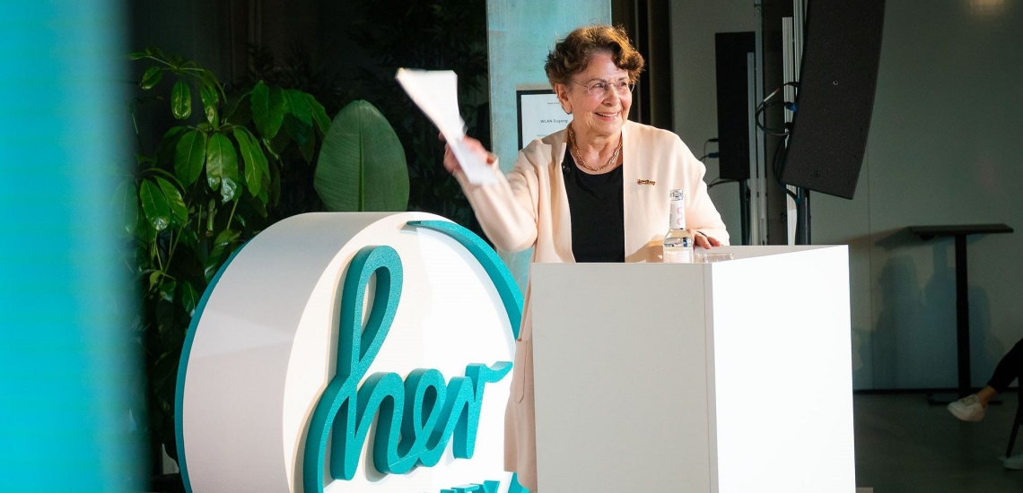 Helma Sick an Rednerpult bei Vortrag