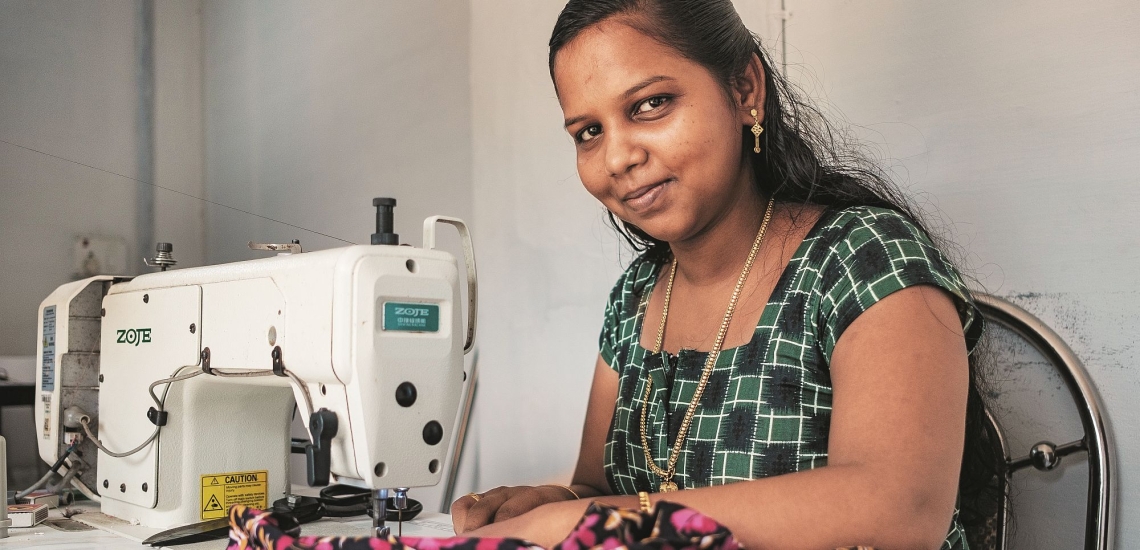 Schneiderin Monisha bei der Arbeit an der Nähmaschine