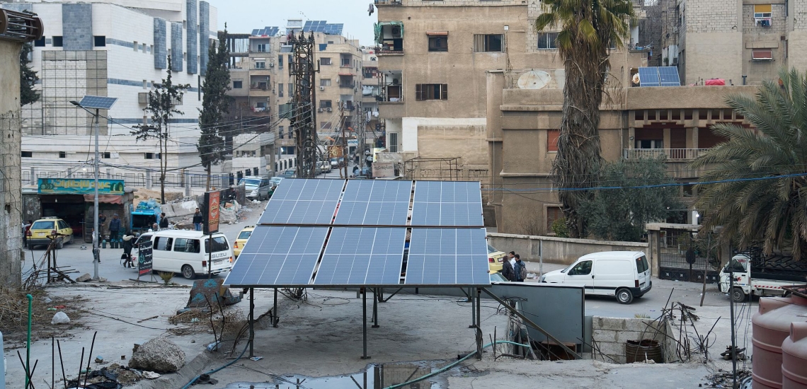 Sechs Solarpanels auf Dach von Haus in Stadt in Syrien