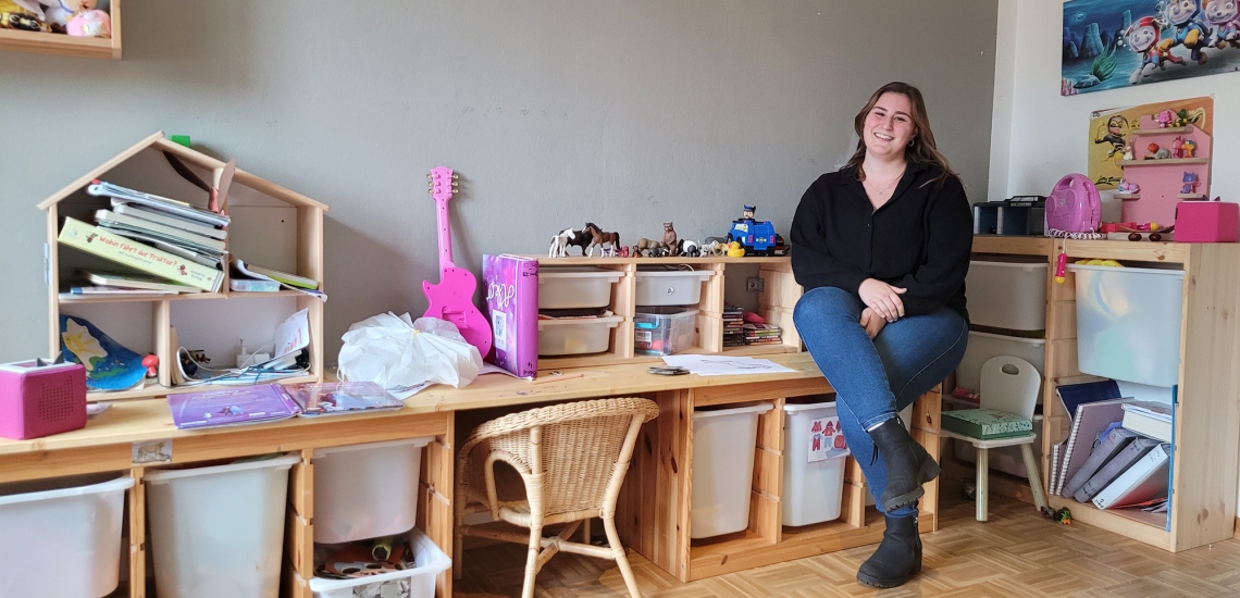 Nadine Knoll in einem Zimmer der Wohngruppe