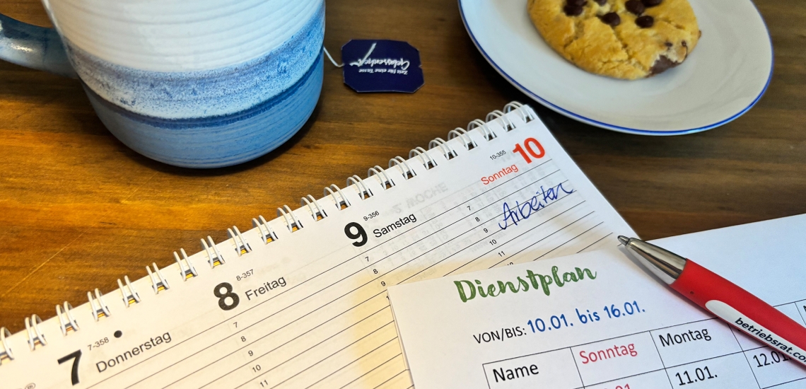 Kalender, Dienstplan, Tee und Keks auf einem Tisch