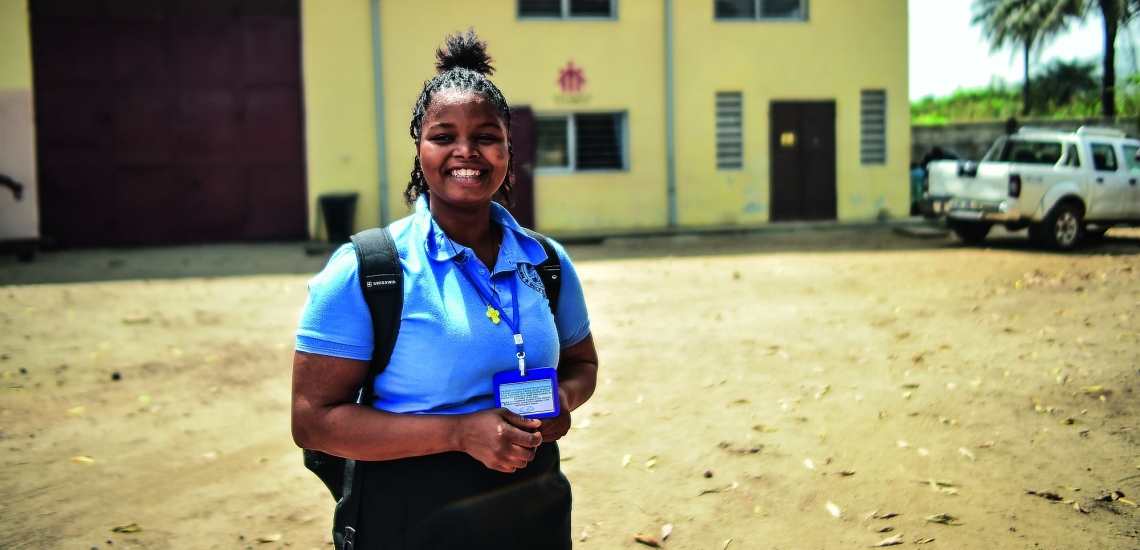 Junge Frau lächelnd vor Don Bosco Gebäude in Freetown
