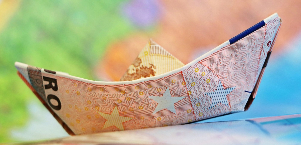 Als Segelboot gefalteter Euroschein