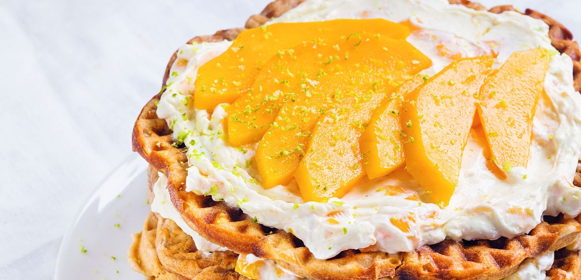Waffeltorte mit Mangoscheiben auf Teller