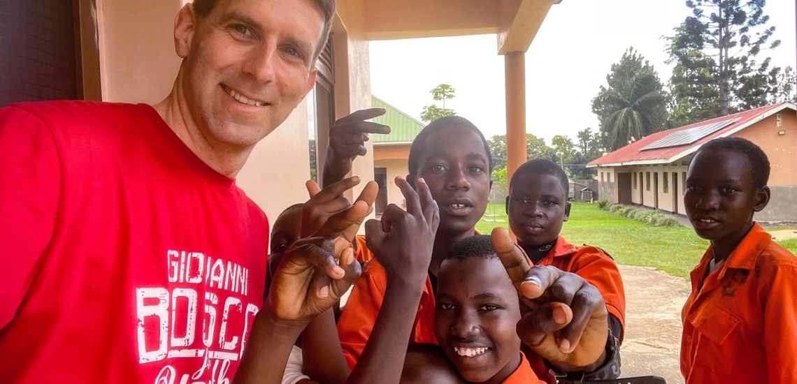 Mann macht Selfie mit Jungen vor Gebäuden
