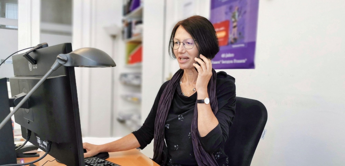 Bettina Zehetner, Beraterin und  Vorständin im Verein Frauen* beraten  Frauen* Wien, telefoniert in ihrem Büro