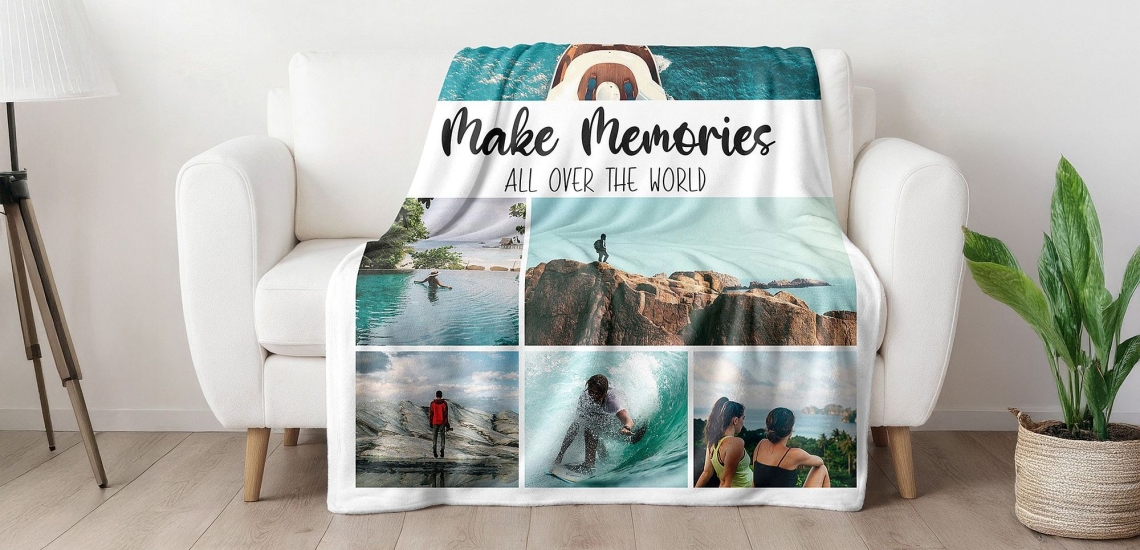 Decke mit aufgedruckten Urlaubsfotos und Schrift "Make Memories all over the world" liegt ausgebreitet über weißem Sofa
