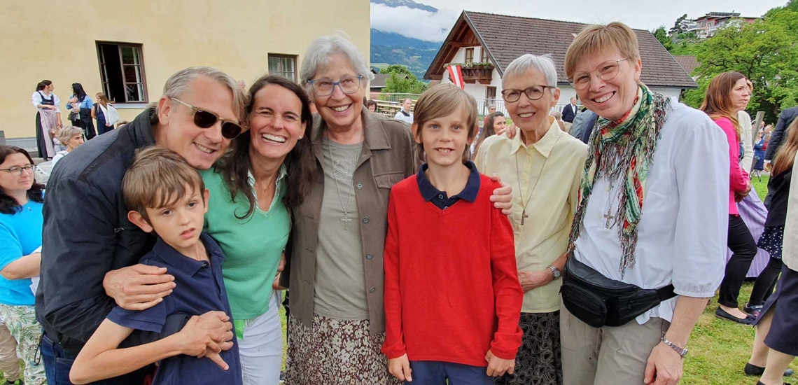 Gruppenfoto von Familie Dumont mit drei Don Bosco Schwestern