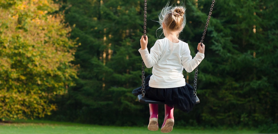 Mädchen schaukelt in Natur