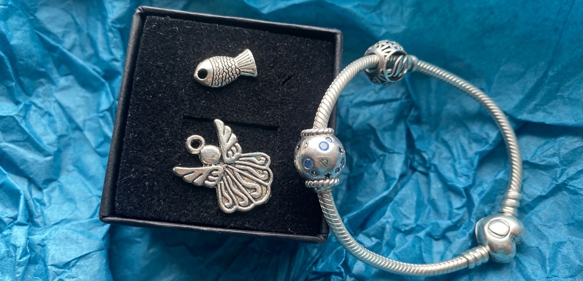 Silbernes Armband mit Schmuckschachtel und Anhängern in Engel-, Herz- und Fischform