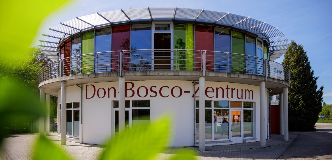 Rundbau mit bunten Fenstern: das Don-Bosco-Zentrum Manege in Berlin-Marzahn