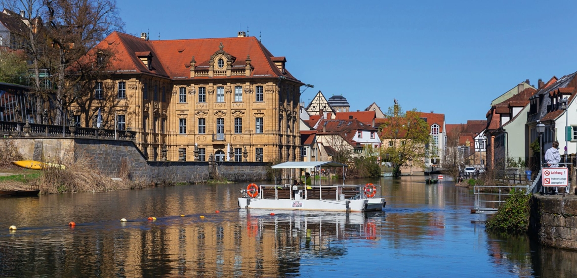 Fähre quert Fluss in Bamberger Altstadt