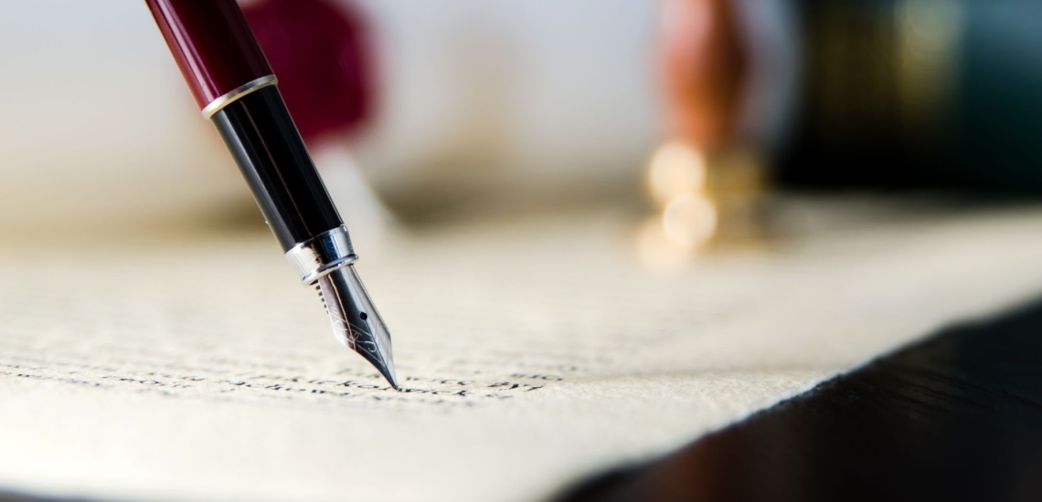 Füller schreibt auf Papier