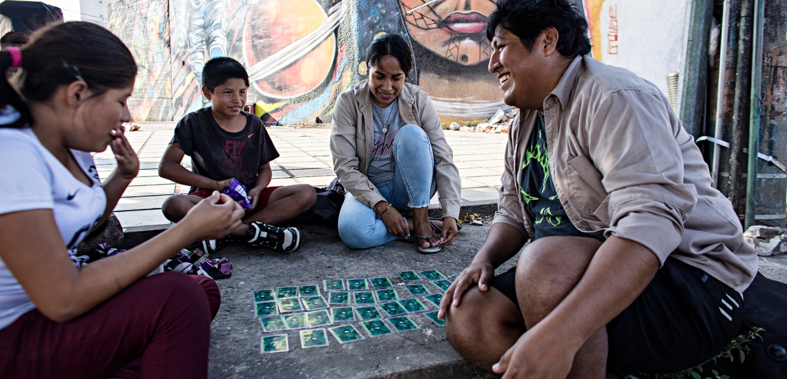 Streetworker von Techo Pinardi spielen mit Kindern