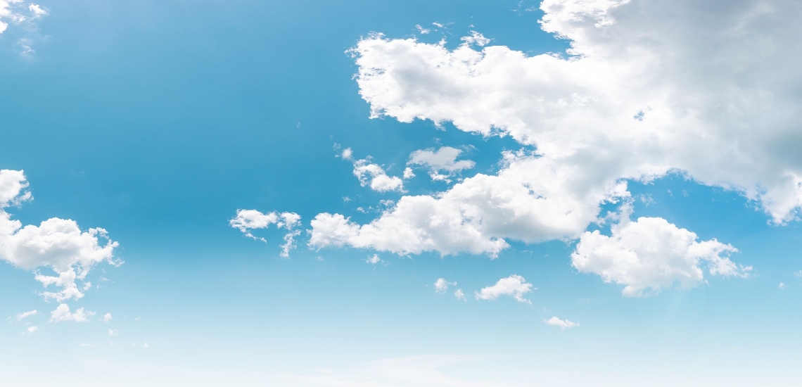 blauer Himmel mit weißen Wolken, die sich auflösen