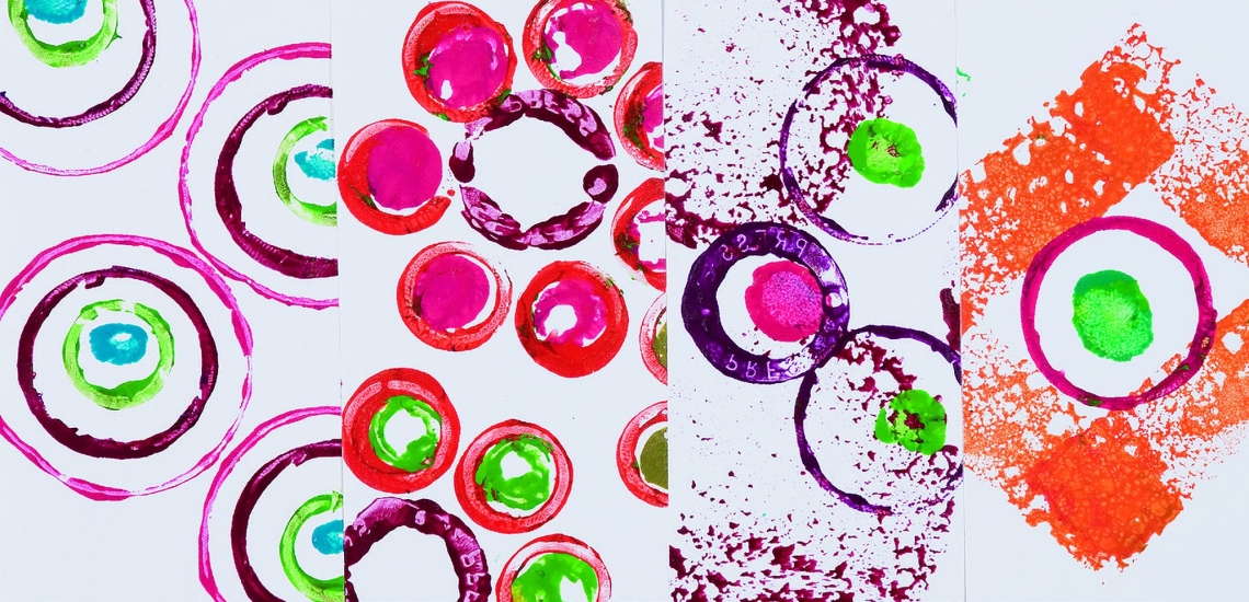auf Papier gedruckte Kreise in Pink, Lila, Hellgrün und Orange