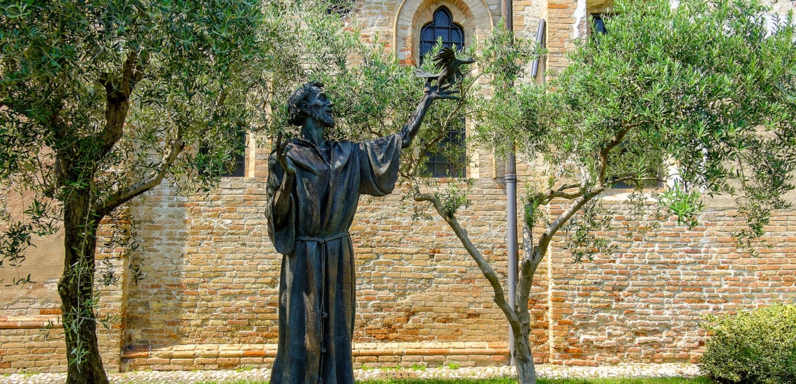 Bronzestatue des heiligen Franz von Assisi vor der Kirche San Francesco im italienischen Treviso.