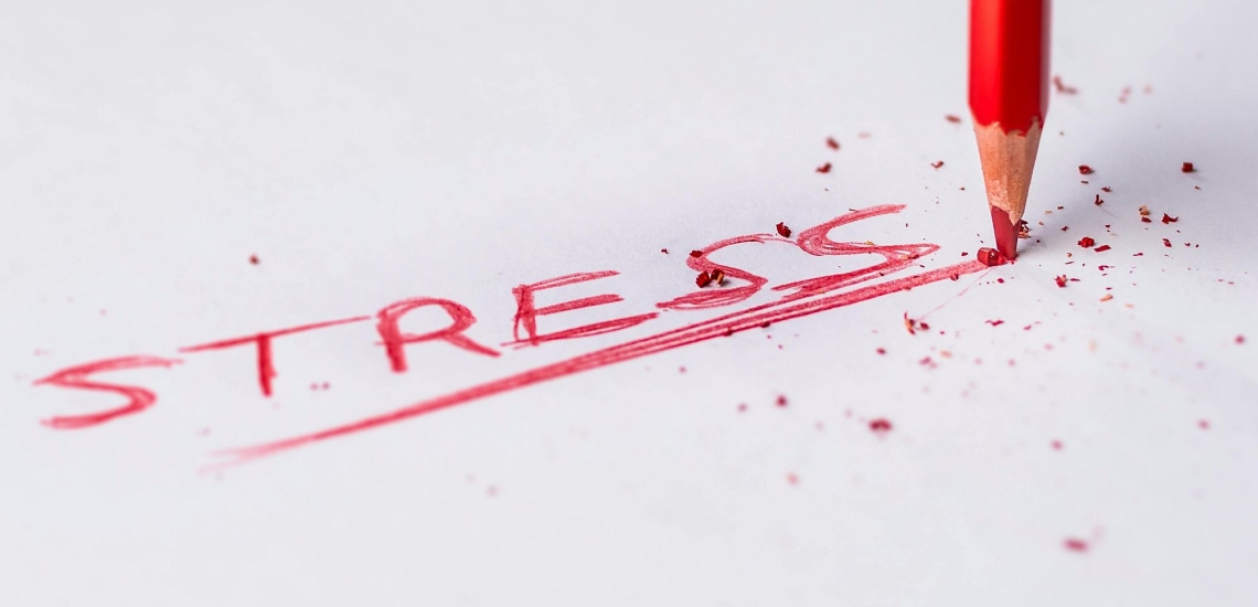 In roter Buntstiftschrift geschriebenes Wort Stress