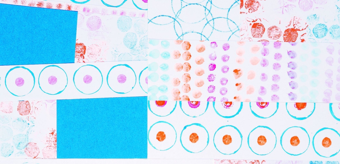auf Papier gedruckte Kreise in Hellblau, orange, lila und orange, außerdem zwei mittelblaue eckige Flächen