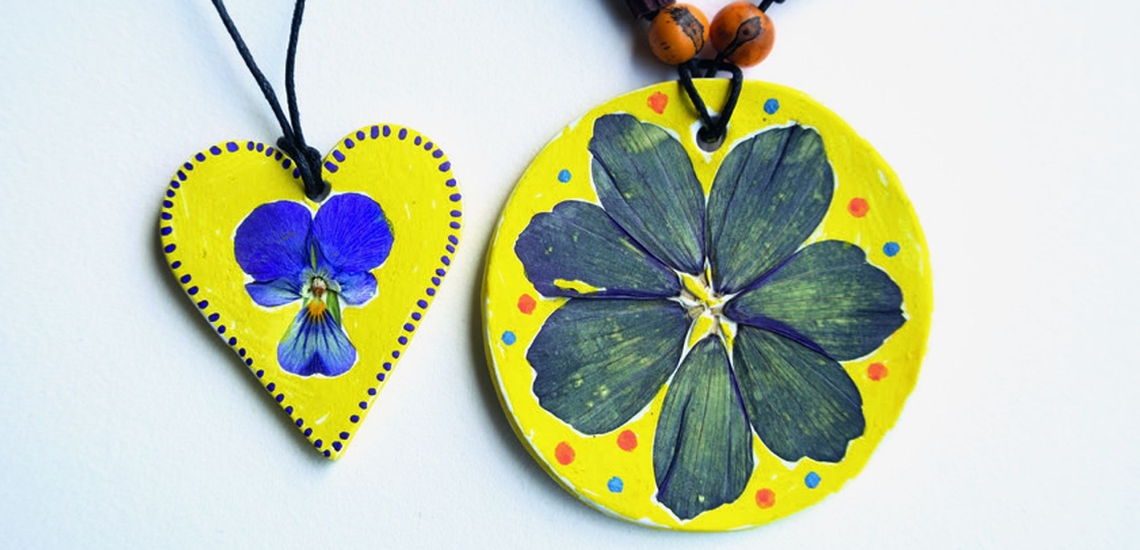 bunt bemalten Anhänger mit Blütenblättern