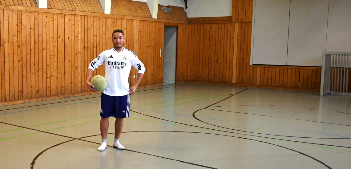 Mahdi Hussaini in der Sporthalle von Don Bosco Regensburg
