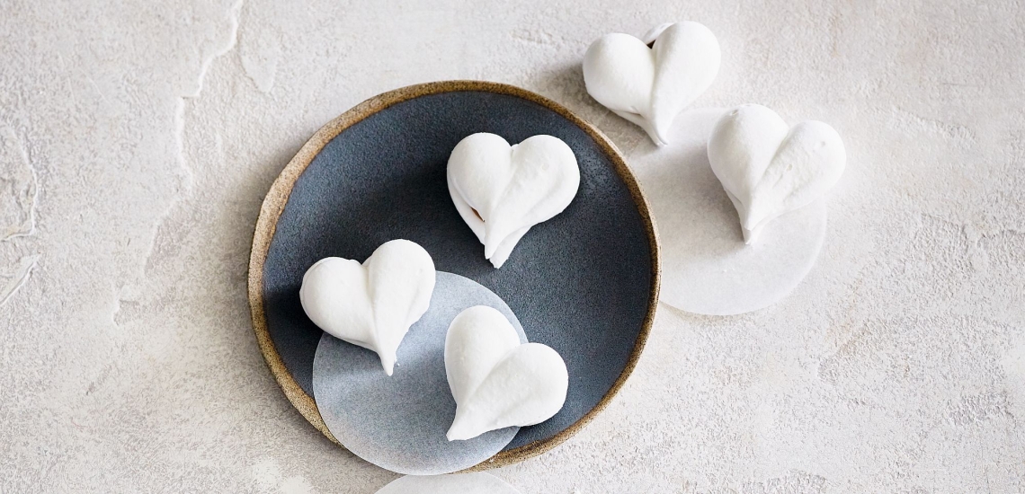 Herzen aus Basier in einer Schale und daneben