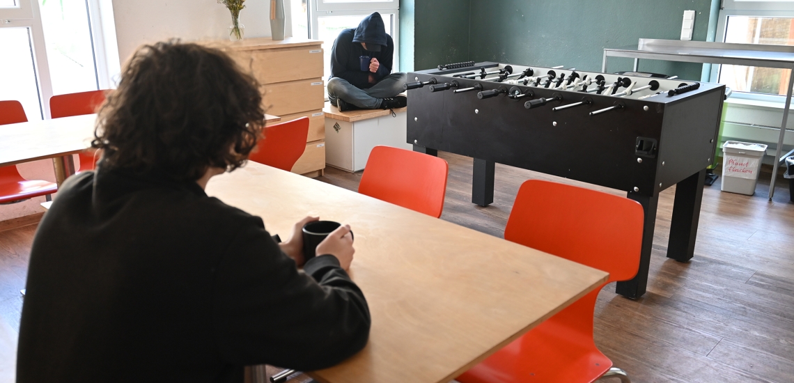 Zwei junge Obdachlose im Aufenthaltsraum des Tagestreffs.