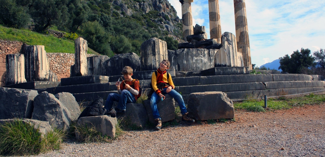 Zwei Jungen machen Pause in der antiken Stadt Delphi.