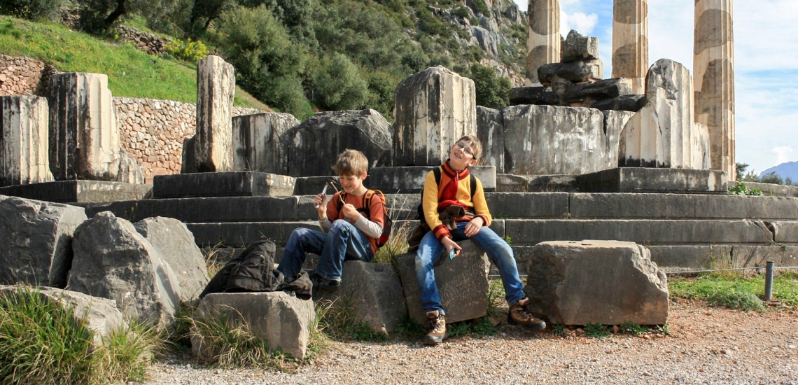 Zwei Jungen machen Pause in der antiken Stadt Delphi.