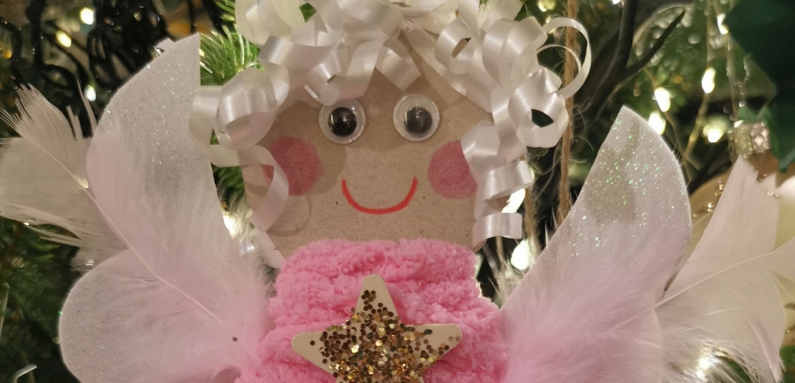 Gebastelter Engel mit Wackelaugen, Locken aus Geschenkband und Kleid aus rosa Pfeifenputzerdraht