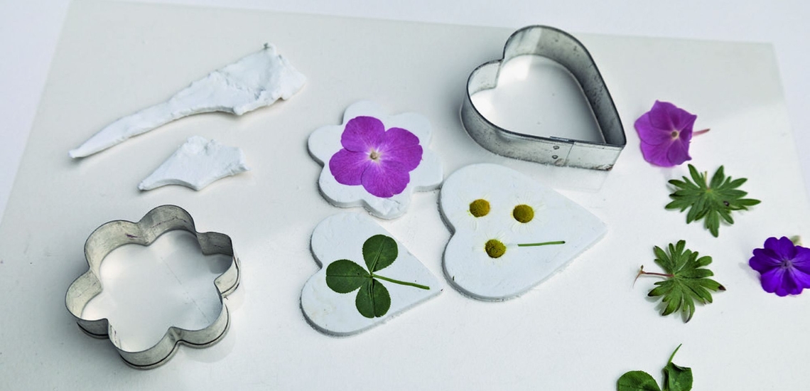 Ausstechformen und Anhänger mit Gräsern und Blütenblättern