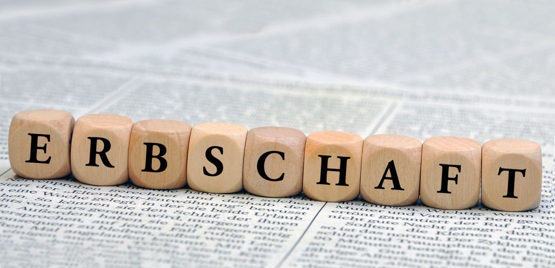 Buchstabenwürfel bilden das Wort Erbschaft