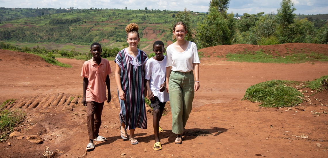 Sonja und Gesine mit zwei Freunden aus Ruanda