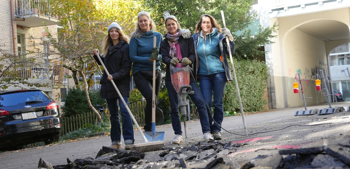 Team Stampfenbachhof: Isabella Sedify mit anderen Asphaltknackerinnen mit Presslufthammer, Schaufel und Besen