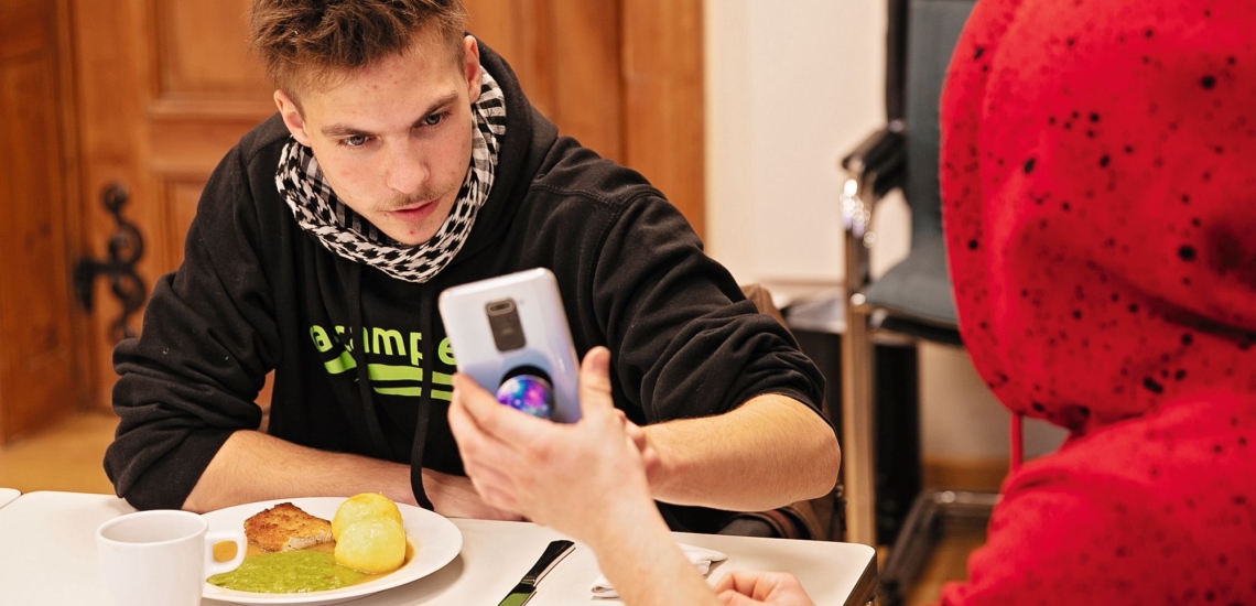 Junger Mann bei Mittagessen 