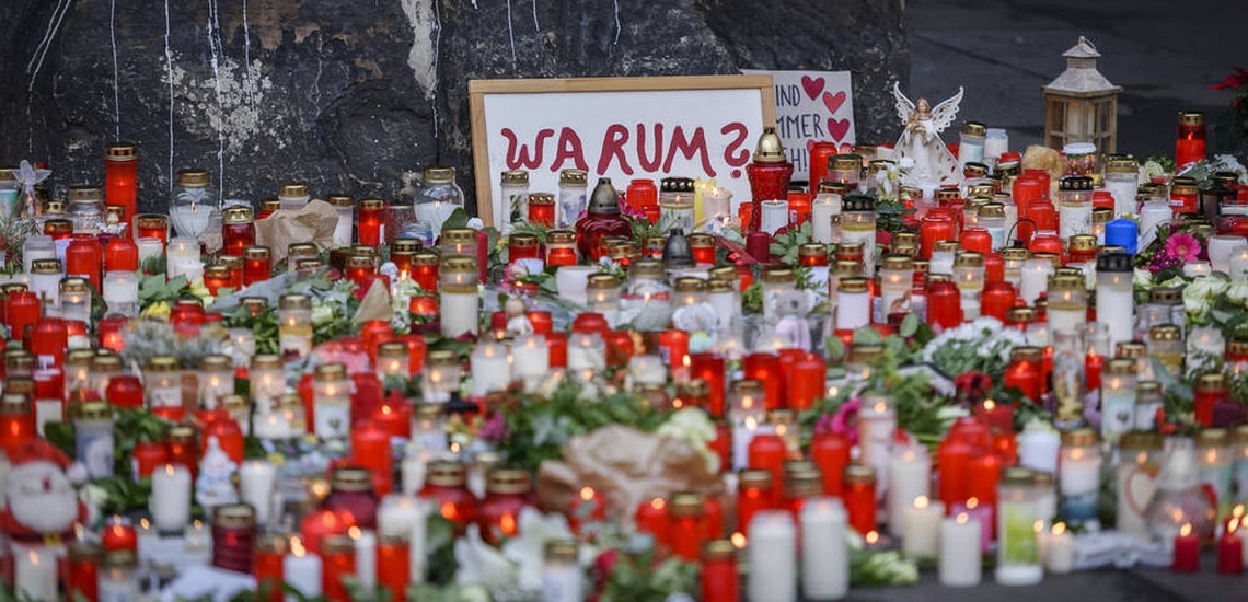 Kerzen und Blumen auf Straße 