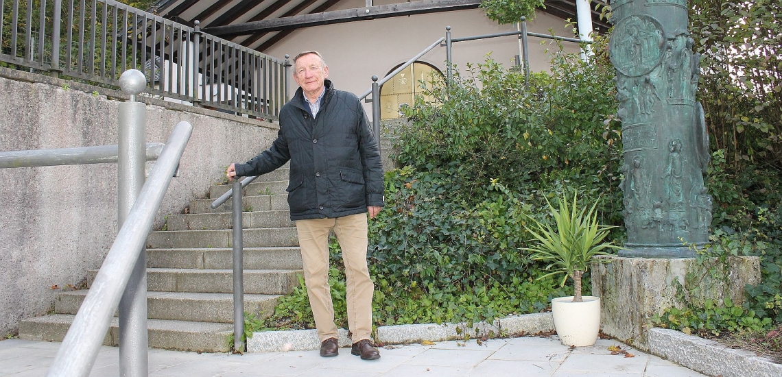 Mann an Treppe vor Kirche 