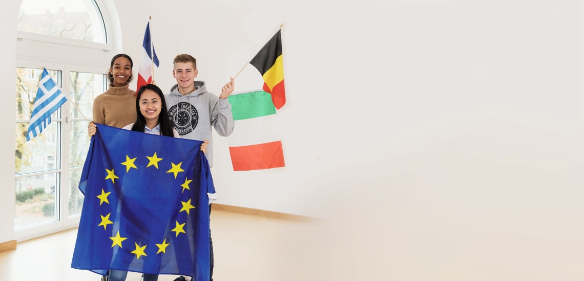 Drei Jugendliche mit Europa-Fahne 