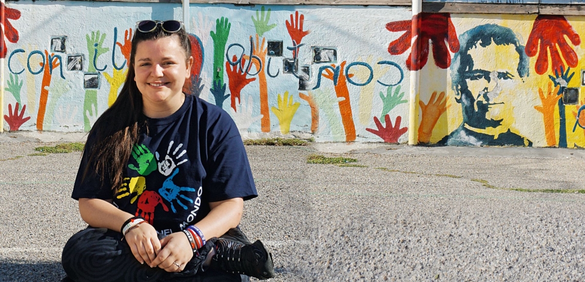 Junge Frau vor bunt bemalter Wand 