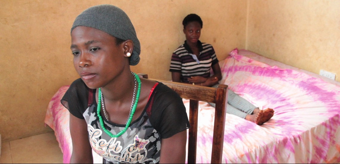 Zwei junge, nachdenkliche Frauen in einem Zimmer bei Don Bosco in Sierra Leone 