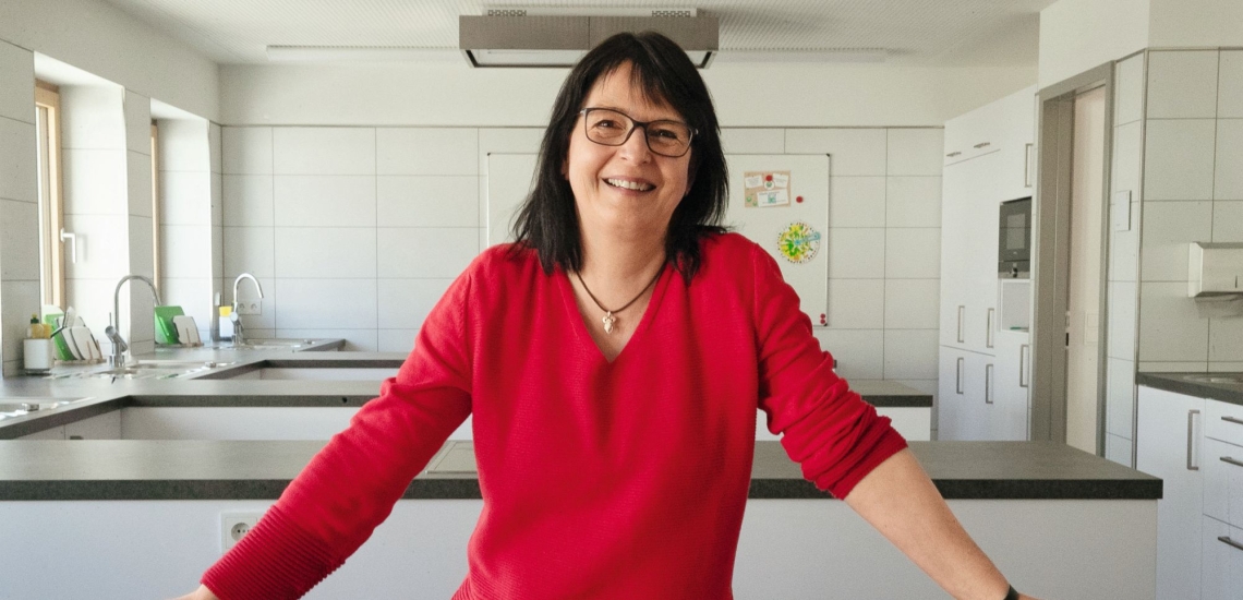 Anja Büttner in Küche in neuer Schule 