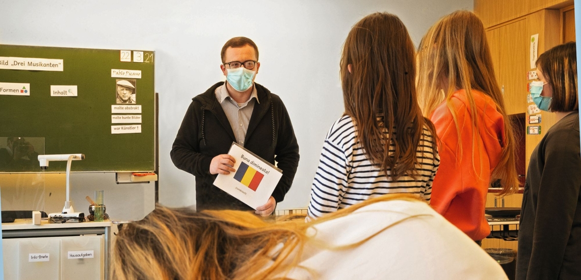 Lehrer Markus Böhm im Unterricht mit der Klasse 6L